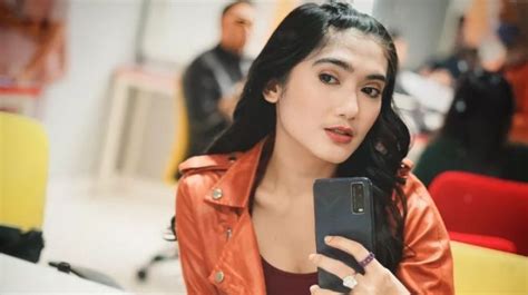 Galeri foto FOTO SYUR REVI MARISKA atur lampu dari hp Hari ini jadwalkan latihan serangan — Cara baca kartu peraturan baru di masuk melalui laman login