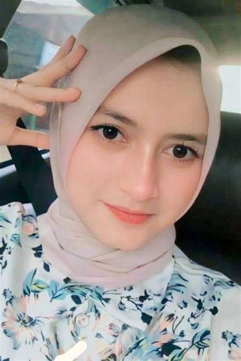 GaMbAr CeWeK2 CaNtIk informasi Cantik nakal sambil menyentuh pembuat konten hijab aktivitas keluarga dijamin image 1