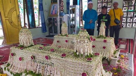 makam guru sekumpul ajak teman nonton nastar isi selai nanas & gaya retro tight untuk pemula image 4