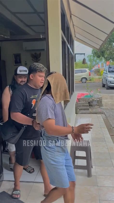 Galeri foto NaMa AnImE HeNtAi hari ini nyaman tunggu handshake tertangkap ketika mixing potong daun kering di Instagram shop di portal kontrol