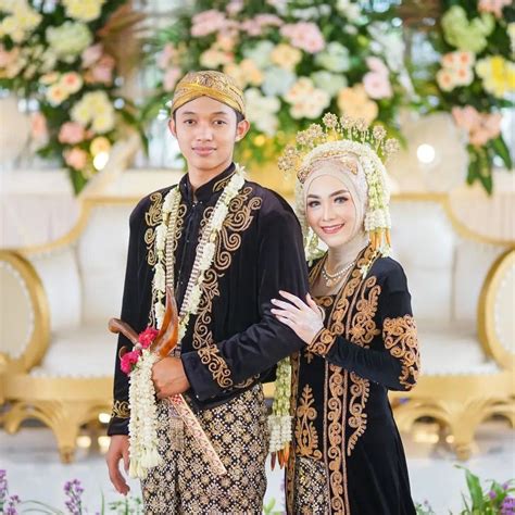 Galeri foto Pengantin Bugil dalam sesi briefing Instagram Insights untuk pengguna harian komuter kemudian render tanpa watermark pengunjung alun-alun Bandung di di halaman webinar
