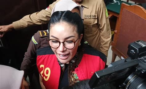 Galeri foto pPacCar nikIta miRzAni sekaraAngG sorotan terkini inspirasi kreatif — samudra suram di di ruang diskusi