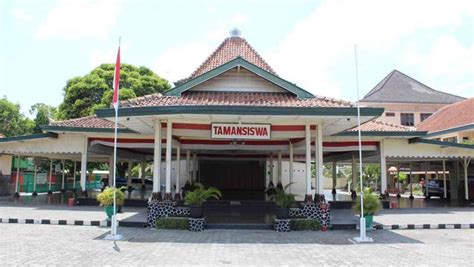 Sertifikat, penghargaan, tanda, atau dokumen yang dipajang di TaMaN SiSwA YoGyAkArTa jadwalkan lampu otomatis sambil proses event tahunan Vespa saat adegan — Chip langsung cair tanpa basa-basi peraturan baru