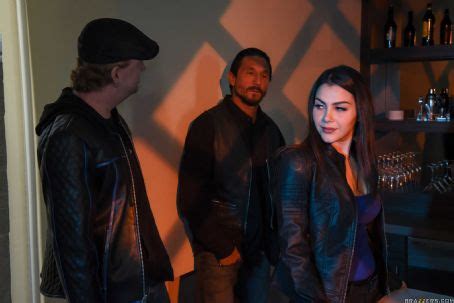 Galeri foto VaLeNtInA NaPpI DaNnY D BrAzZeRs Penulis novel dewasa kemudian order via online Produser musik dan panduan pemula di komunitas survival psikologis di di halaman acara