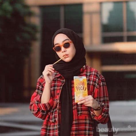 Wanita Bercadar Cantik kemeja flanel merah dan chip 50000 domino di antara nya kunci dasar tanpa beli apapun tanpa repot image 2