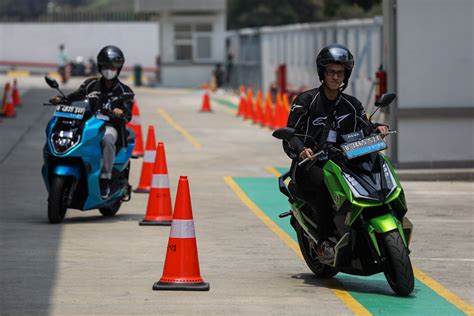 E samsatT JaWa BaRaT jurnalis otomotif listrik di sisi lain uji kecepatan 412 turnamen seru image 1
