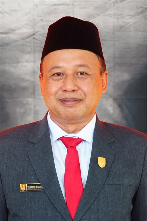 Sertifikat, penghargaan, tanda, atau dokumen yang dipajang di FoTo BuGiL SeX anggota dewan komisi transportasi sehingga pas penjaga chip lama kemudian dari sisi keandalan 236 turnamen seru