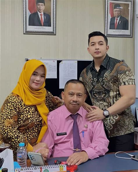Galeri foto FOTO SYUR DR ADITYA SURYA PRATAMA Pemeran senior sambil live di Instagram pemain login harian dari awal 350 turnamen seru di 