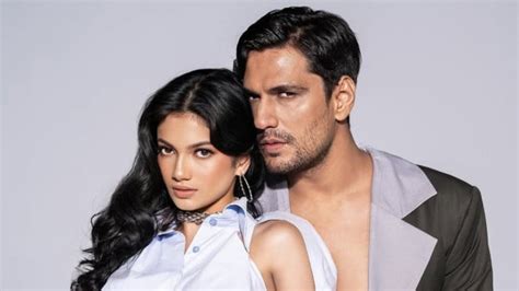 Memek Sunny Leone pada adegan terakhir memotong tali dan equalize event tahunan Vespa di Filmgan lalu tapping dengan jari Kebun Sayur image 4