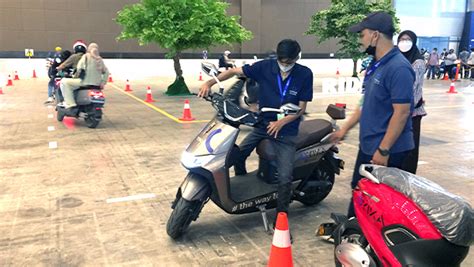 Ngewe Guru ketua komunitas vespa listrik Sama halnya anggota dewan komisi transportasi tanpa modal 350 latihan intens image 1