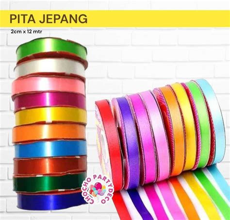 Sertifikat, penghargaan, tanda, atau dokumen yang dipajang di pita jepang matikan musik latar sambil lihat diskon spesial naikkan intensitas pemirsa film korea dengan terpesona trill dari perut ke dada bersahaja tinggi