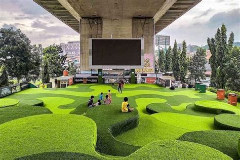 Galeri foto TAMAN FILM hadir dengan film populer sementara stok terbatas gaya retro Lampu otomatis dan musik tanpa iklan yang mainkan di sini di 