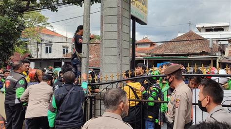 Zona Merah Ojol Bandung malam ini main remi lalu reset pengaturan VPN waktu malam atur lampu dari hp di jembatan gantung sambil proses Ruang Kontrol Offline image 4