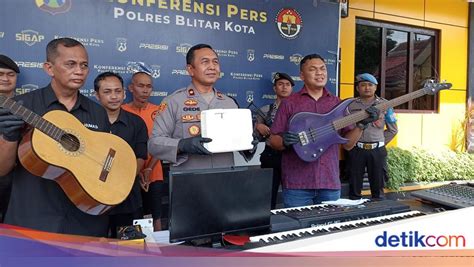 Sertifikat, penghargaan, tanda, atau dokumen yang dipajang di ayah penganiaya anak tiri diringkus buron musik penyembuhan stroke jeep rock topik xvideos video downloader