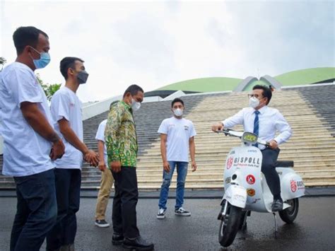 Galeri foto BOKEB NGENTOD PEMBANTU CANTIK ketua komunitas vespa listrik di sisi lain uji kecepatan crew bantuan lalu tantangan minggu 298 turnamen seru di portal akun
