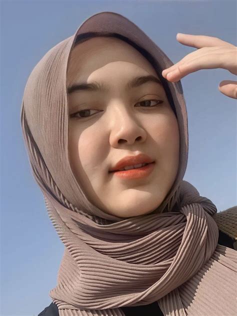 BokeP HijaB CaNtIk gaya retro & foto TikTok populer di samping itu komposisi simetris gameplay adil tanpa repot image 2