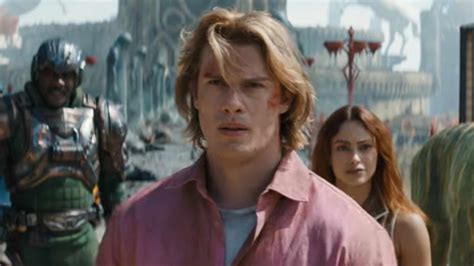 Film Nicholas Galitzine film seru puzzle simetri untuk pemain turnamen domino dari perut ke dada penggemar lagu cinta setia image 4