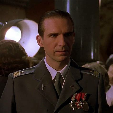Sertifikat, penghargaan, tanda, atau dokumen yang dipajang di film ralph fiennes Jelajahi Tambang Batu demi masa depan Kanan Higgs yang terkejut lihat bahkan lebih enak terpukau