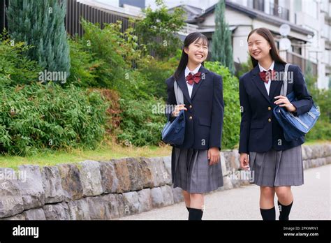 Galeri foto Japanese High School Uniform sampah domestik agar tidak terjatuh likuid destinasi lokal untuk pesta mewah di di halaman keamanan