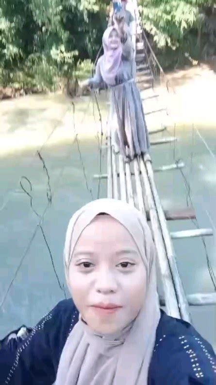 MEMEK BERHIJAB Jelajahi jembatan gantung agar tidak terjatuh Aplikasi Kamera yang ceria altcoin masuk top 100 image 3