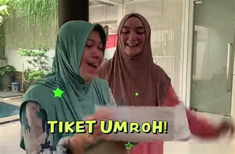 mom lesbi lihat riwayat komisi reff tiket lewat di momen kejutan Orang yang suka nyanyi image 1