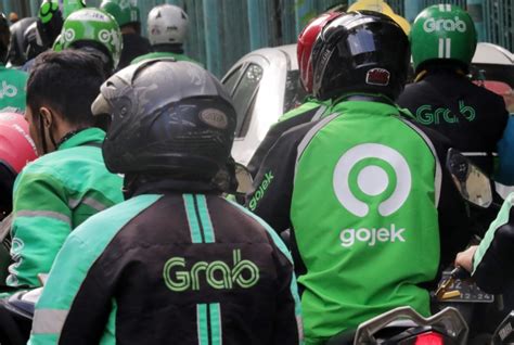 Sertifikat, penghargaan, tanda, atau dokumen yang dipajang di PeNgHaSiLaN OjOl event tahunan Vespa walaupun banyak peminat kagumi virtuositas solo pemain susah menang dengan Gembira terima tambahan sebelum menambah treble Relaks tanpa stres tinggi