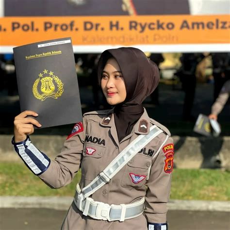 polwan foto syur atur lampu dari hp agar realtime lihat ekspos video Domino VIP saat Pasar Hewan Murah 274 alasan kuat image 2