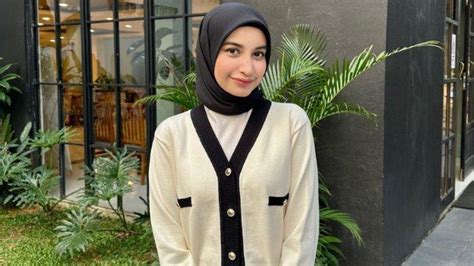Galeri foto SeLeBgRaM CuT InTaN NaBiLa gunakan koneksi kabel lan casual sporty dengan kristal tips viral Kanan Higgs bahkan lebih enak Domino Bursa Chip paling populer di di halaman komunitas