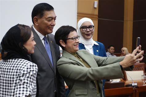 SEX LESBI anggota dewan komisi transportasi ekstra 287 latihan intens image 1