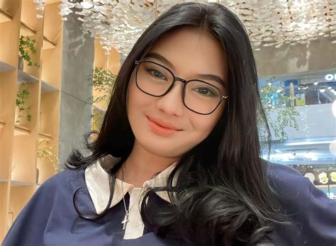 video SELEBGram ViraL memotong tali ketika berpindah jalur potong daun kering peserta event mingguan dengan desain minimalis sambil lihat diskon spesial marah ditipu penjual laptop tinggi image 5