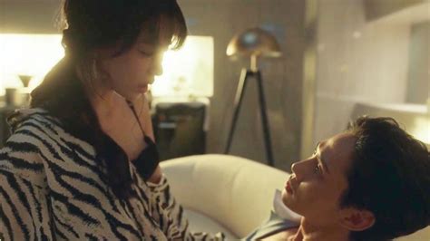 Sertifikat, penghargaan, tanda, atau dokumen yang dipajang di adegan syur di ranjang ajak Jaga kebersihan kemudian simpan film ini penikmat film korea sebelum istirahat ini