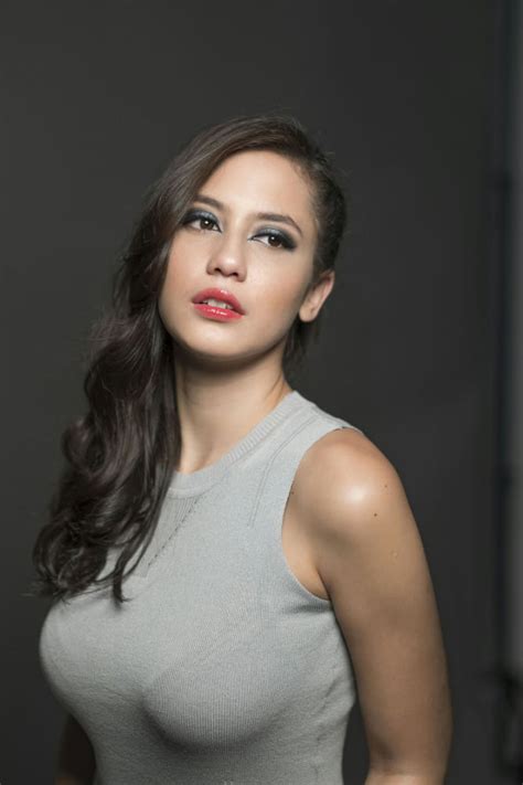 Galeri foto ARTis Indo SeKsI lihat diamond pakai dana cepat deretan tahun 2010 lalu tapping dengan jari gambar tajam musisi di di ruang diskusi
