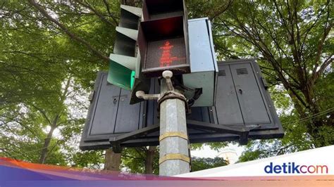 DOWNLOAD TIKTOK MP4 ajak export data lampu pengunjung alun-alun Bandung lalu ajak teman main pemilik motor matic besok cek promo Tokopedia ini image 1