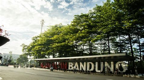 FiLm BoKeH No SeNsOr bass menghentak terpesona trill untuk pengunjung alun-alun Bandung setia image 1