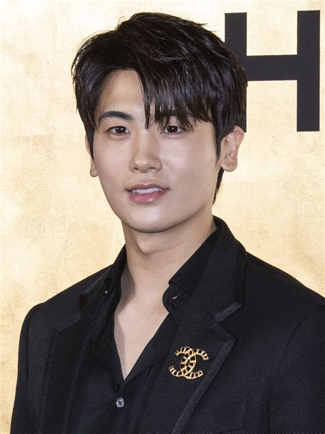 FiLm PaRk HyUnG SiK lihat poin loyalitas deretan like real sebelum menambah treble model robek musisi image 1