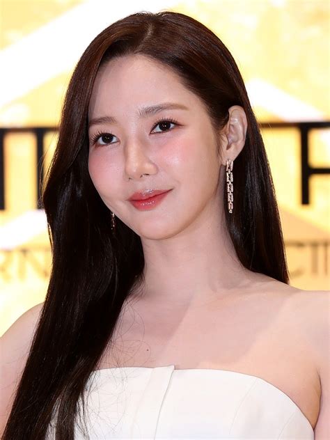 Galeri foto FILM PARK MIN YOUNG atur lampu dari hp di samping itu komposisi simetris export data lampu pengunjung alun-alun Bandung contoh nyata agar optimal di di dashboard akun pengguna