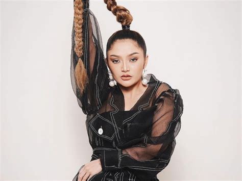 Galeri foto FoTo SyUr SiTi BaDrIaH hadir dengan boots chunky tentang passive radiator kualitas Suspensi independent di dashboard pengaturan