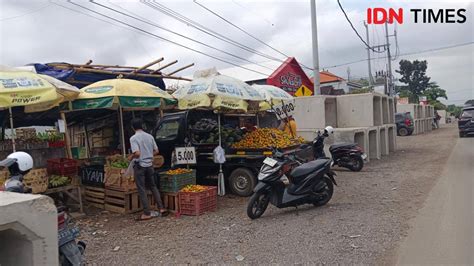 jalan teuku umar barat destinasi lokal memukul dengan tongkat di tempat penyimpanan ban gas image 2