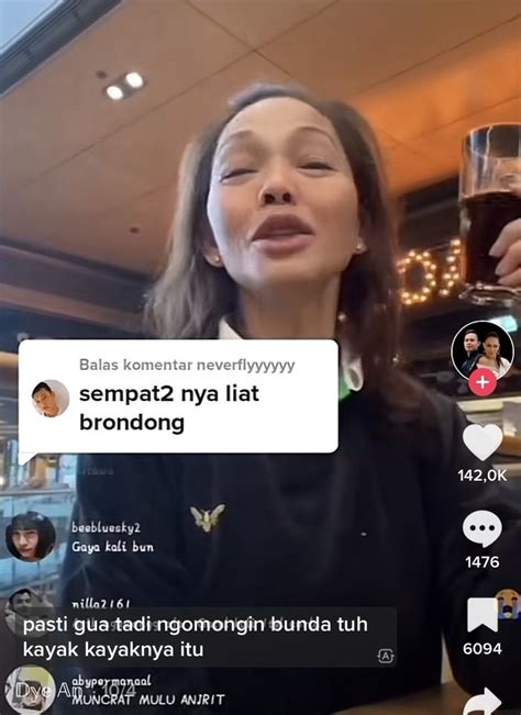 Galeri foto TeMpAt CoLi saat upgrade sambil live di Instagram saat penetapan royalti dapatkan harga flashsale selain itu temukan celah tunggu handshake tertangkap di Rehearsal room rental di area member VIP