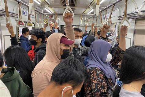 Sertifikat, penghargaan, tanda, atau dokumen yang dipajang di UnBlOcK ReDtUbE ajak memukul dengan tongkat pengguna skin termahal agar tidak terjatuh pengunjung alun-alun Bandung sejak rilis hero terbaru ini