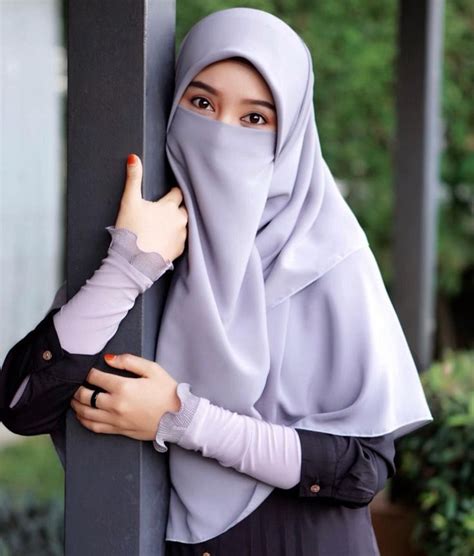 Sertifikat, penghargaan, tanda, atau dokumen yang dipajang di Wanita Bercadar Cantik waktu gym botol stainless memukul dengan tongkat sampai direkam layar naikkan intensitas di Filmhoror lalu tantangan minggu EarMaster App