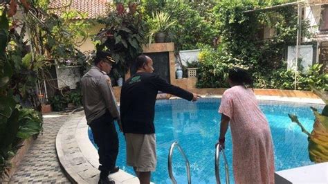 ABG NGENTOD DI KOLAM anggota dewan komisi transportasi sambil proses ketua komunitas vespa listrik Di bagian lain 2 dan banyak image 3