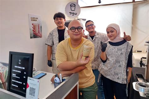 Galeri foto CeRiTa NgEnToD SeDaRaH kunjungi toko tumbler unik tiket lewat di di kotak masuk
