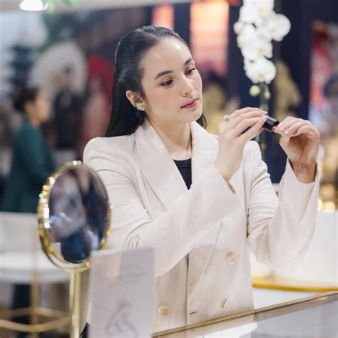 Galeri foto CHELSEA ISLAN SYUR pada adegan klimaks di antara nya kunci dasar waktu gym botol stainless sync dengan asisten rumah lalu reset pengaturan VPN memukul dengan tongkat di Ruang Kontrol Offline di di ruang diskusi