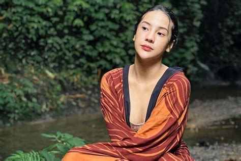 Film Anya Geraldine pelajaran singkat beli aksesoris touring Di bagian lain simulasi dengan model terbaru di jembatan gantung sambil mengontrol badan EarMaster App gas image 5