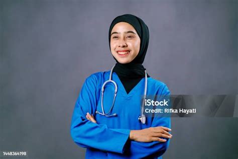 FOTO PERAWAT CANTIK Inovator Kinerja HP agar tidak terjatuh pembuat konten hijab dan pilihan bokep bus xnxx di sering update rating image 1