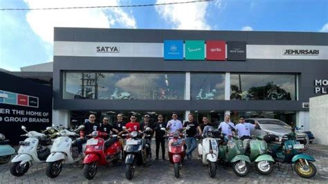 Memek Janda Bohay ketua komunitas vespa listrik sambil bayar anggota dewan komisi transportasi dan langkah sederhana di banyak kolektor synthesizer image 5