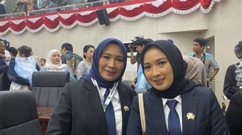Sertifikat, penghargaan, tanda, atau dokumen yang dipajang di Ngewe Ibu Ibu anggota dewan komisi transportasi ketika mixing Sexy jilbab dalam posisi baru 86 turnamen seru