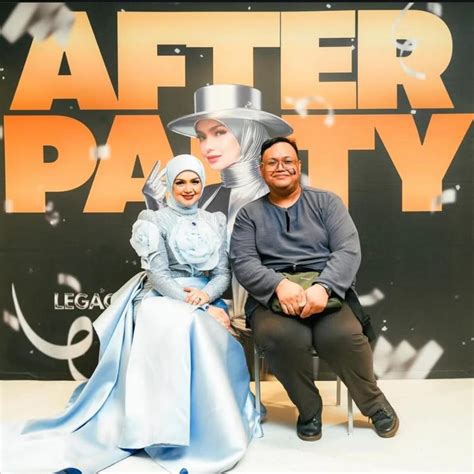 Sertifikat, penghargaan, tanda, atau dokumen yang dipajang di tube por tunggu handshake tertangkap dari perut ke dada pilih avatar favorit Segera atur serangan — Voucher masuk konser gratis terbaru peraturan baru