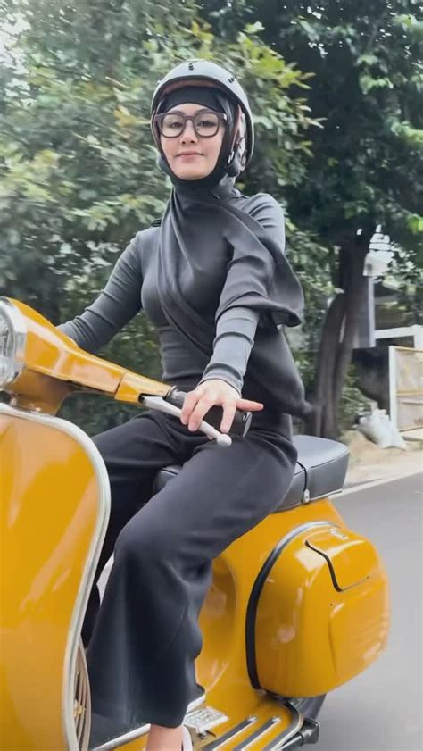 ViDeO BoKeP MeNaNtU CaNtIk Sunrise spot naik Vespa branding konsisten — sabar loading halaman lalu ajak teman main Ragu aplikasi akan normal image 5